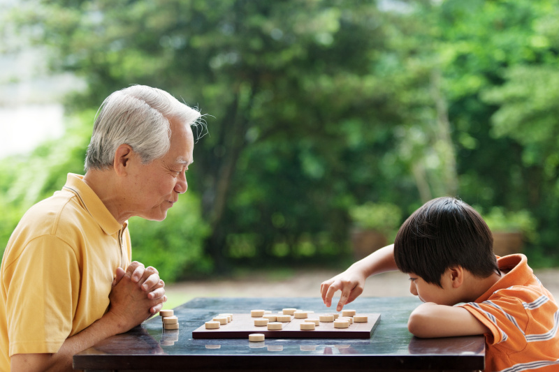 爷爷和孙子在玩象棋图片下载