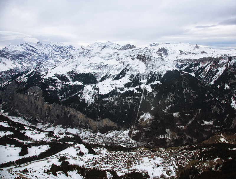 瑞士阿尔卑斯山的翁根村图片下载