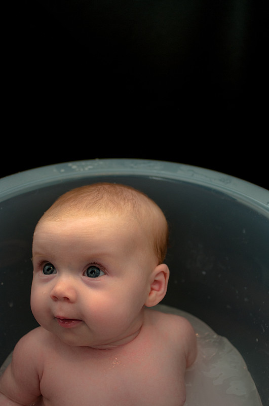 婴儿(2个月)在浴缸沐浴图片下载