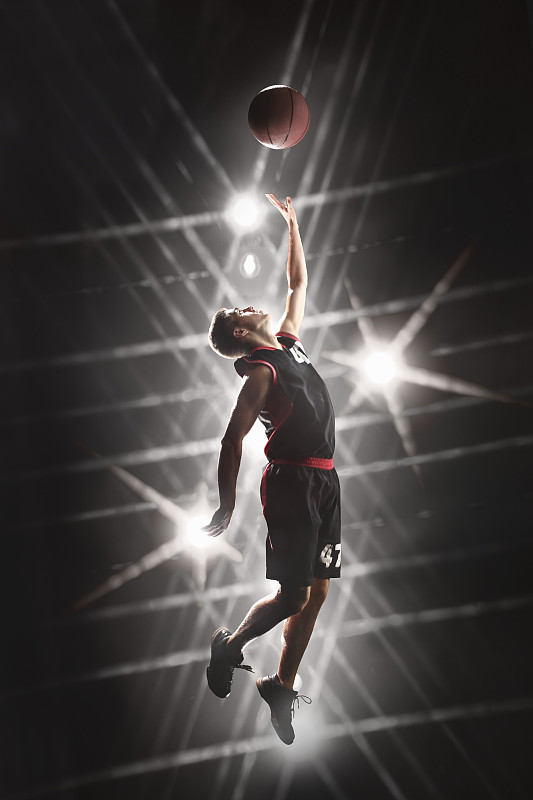 篮球运动员在跳球图片下载