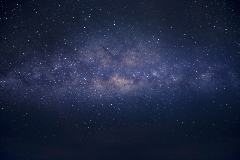 银河系背景在夜晚与星星在天空。图片下载