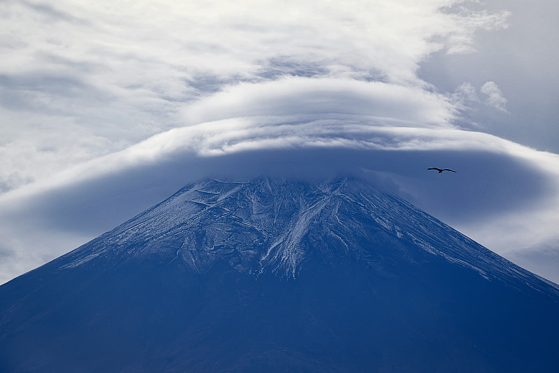 富士山上空巨大的透镜状云图片下载