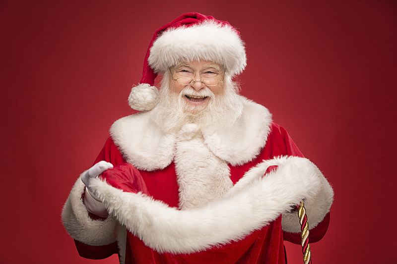 真正的圣诞老人打开礼物袋图片下载