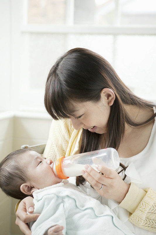 给婴儿喂奶的母亲图片素材