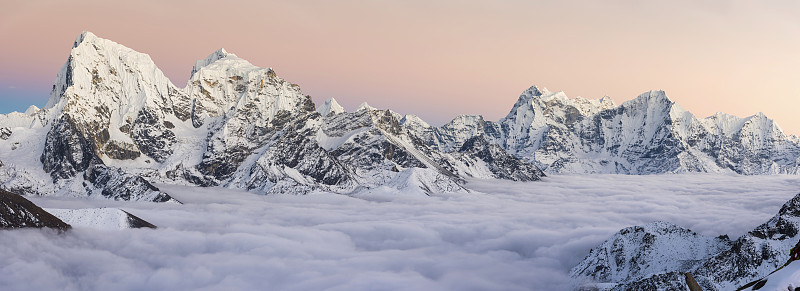 白雪皑皑的山峰俯瞰着喜马拉雅山尼泊尔的云雾图片下载