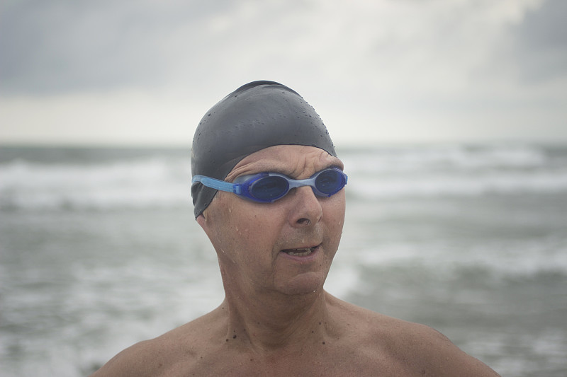男游泳运动员戴泳镜的肖像图片下载