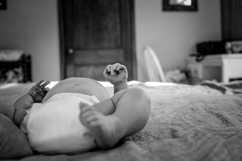 新生儿躺在床上图片下载