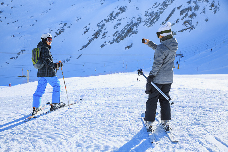 摄影滑雪者滑雪夫妇青少年男孩和女孩享受图片下载