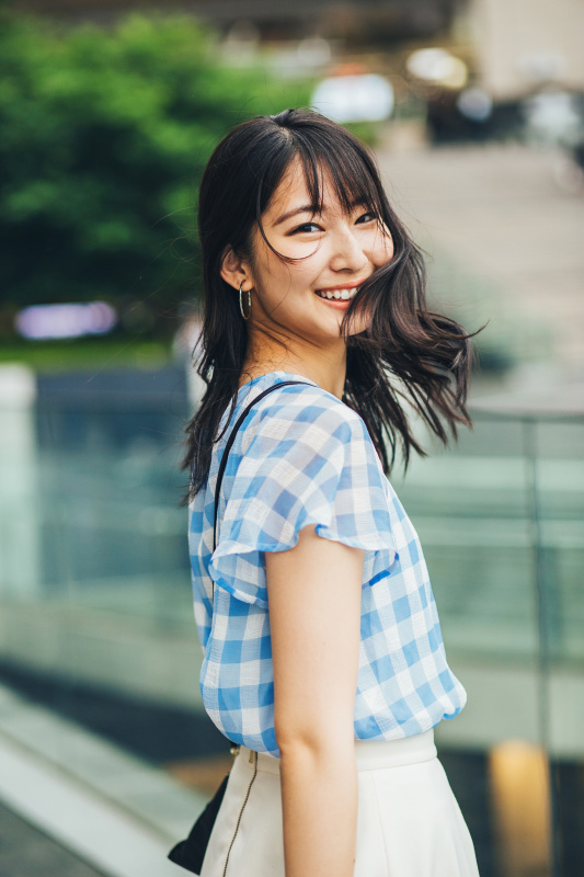 微笑的日本女孩回头看她的肩膀图片下载