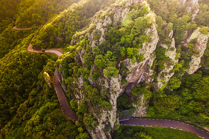 鸟瞰图的一个令人惊叹的山路野生的地方，隧道，美丽的曲线与悬崖在蒙特塞尼山脉。图片下载