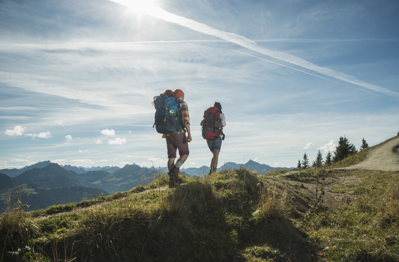 奥地利，蒂罗尔，坦海默·塔尔，一对在山间徒步旅行的年轻夫妇图片下载