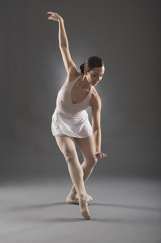 西班牙芭蕾舞演员摆姿势图片下载