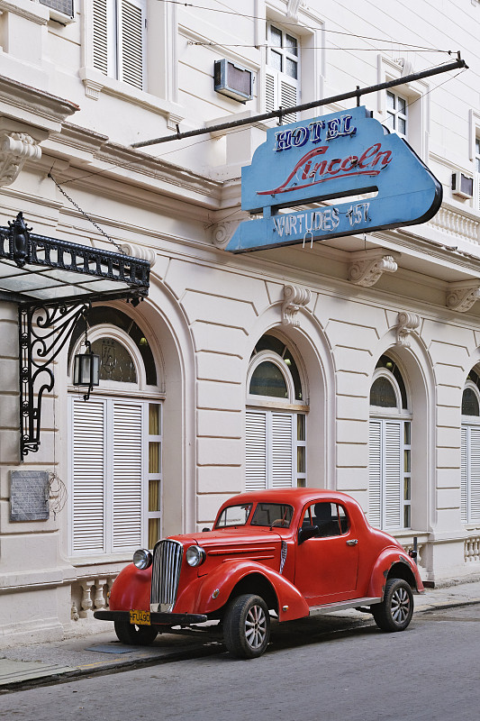 林肯酒店前的老式红车图片下载