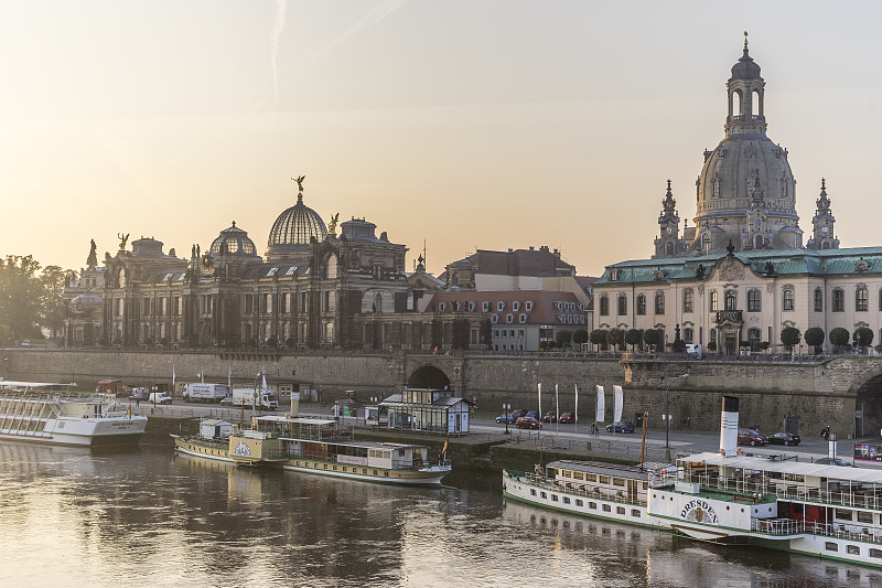 德国，德累斯顿，在早晨的前景易北河城市图片素材