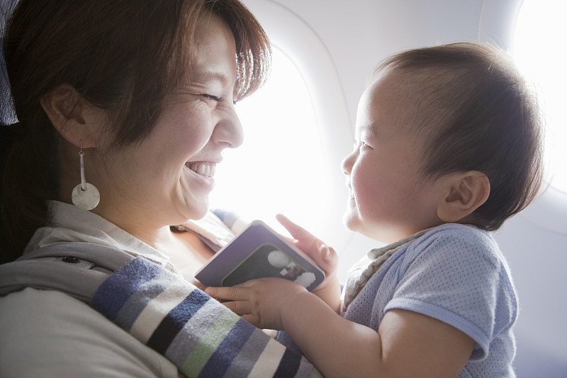 妈妈和宝宝在飞机上看书图片下载