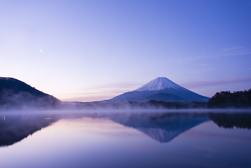 早晨富士山倒映在湖面上图片下载