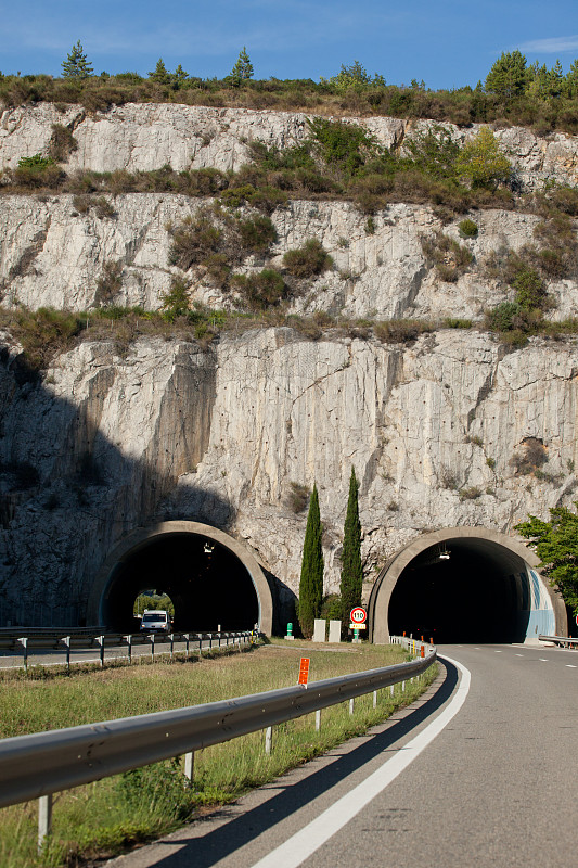 通往山区隧道的高速公路图片下载