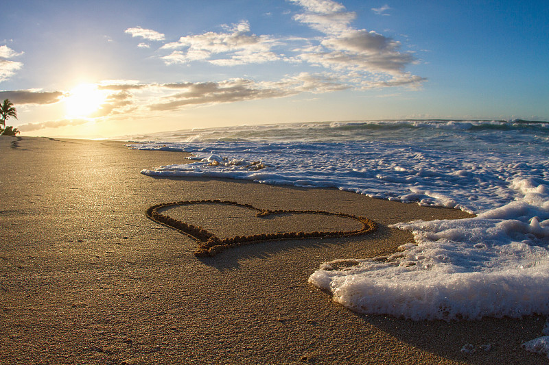 心，画在沙上，夕阳图片下载