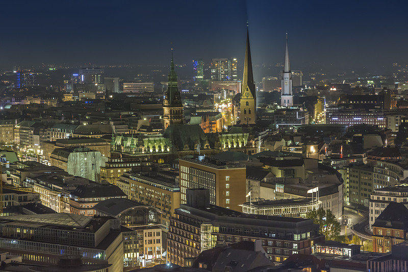 德国，汉堡，从圣迈克尔教堂的塔在城市的夜晚图片下载