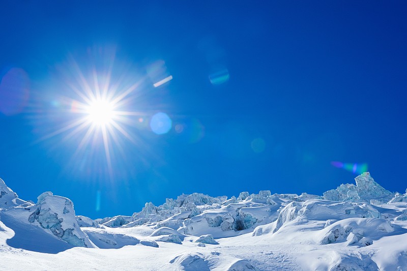 奇异的白雪覆盖的景观和蓝天，勃朗峰，格拉安阿尔卑斯山，法国图片下载
