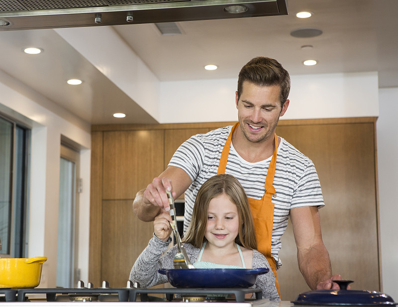 白人父亲和女儿在厨房做饭图片下载