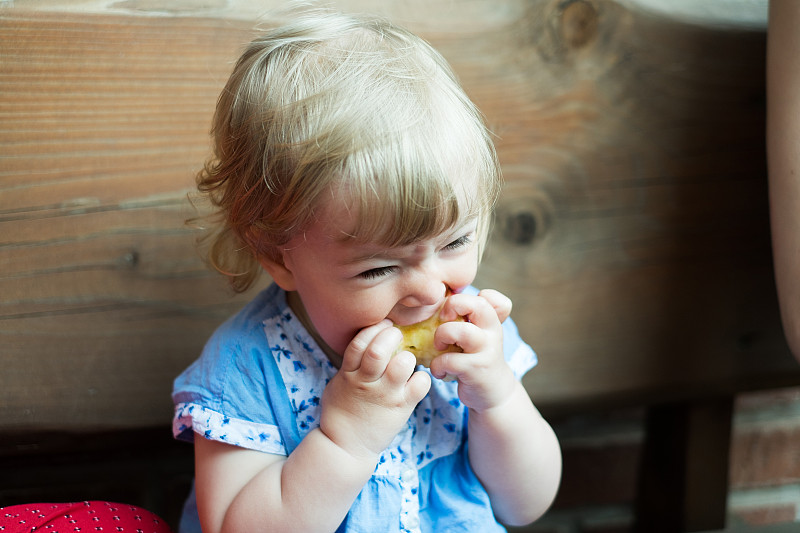 小女孩在吃苹果图片下载