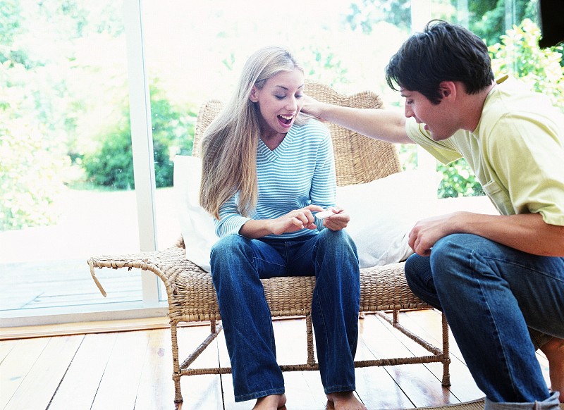 一个十几岁的男孩和女孩坐在户外聊天图片下载