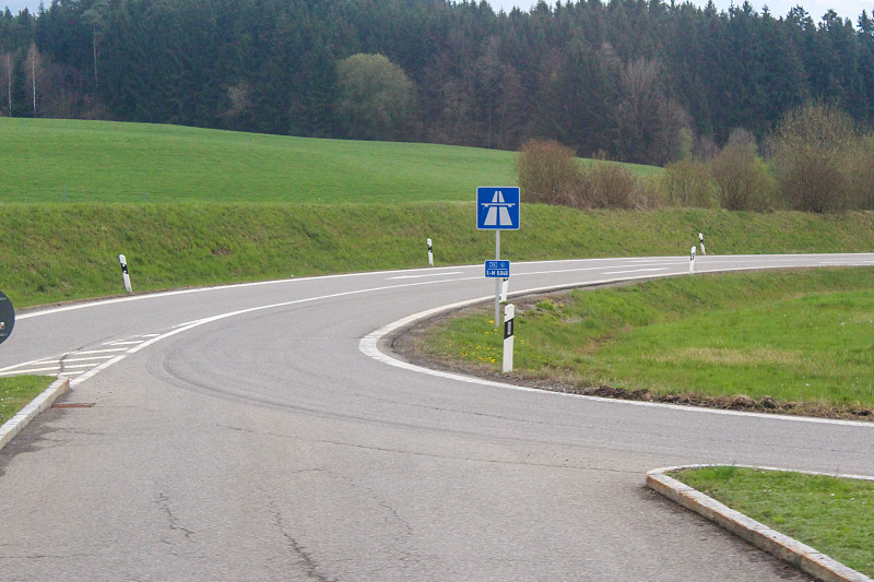 德国蜿蜒的公路上有高速公路标志图片下载