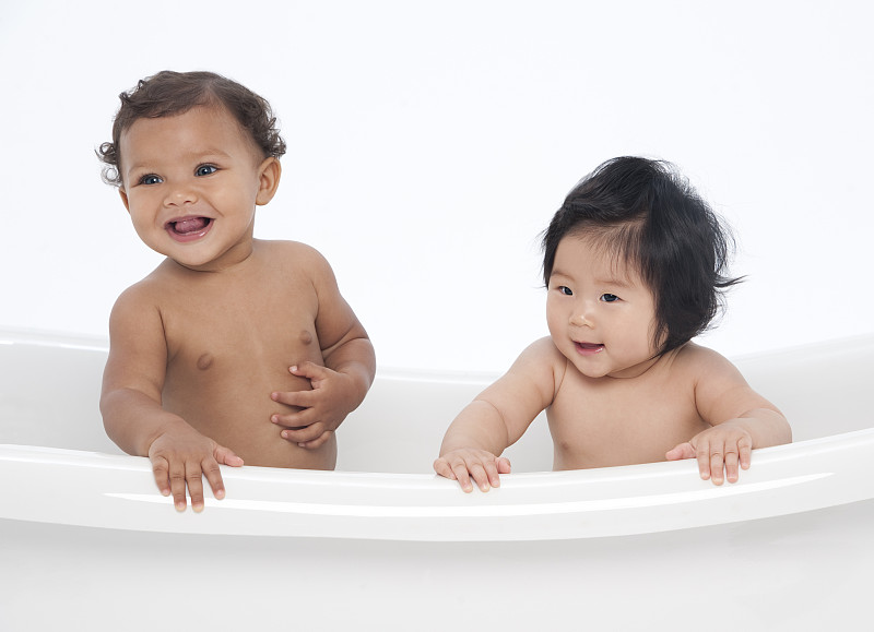 快乐的中国和西班牙婴儿在洗澡图片下载