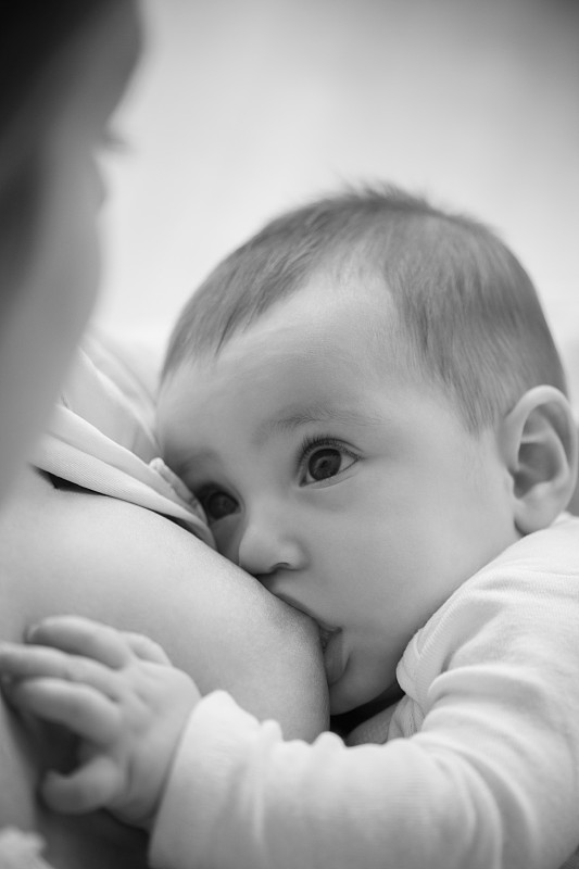 美国，新泽西州，母亲哺乳她的女儿(2-5个月)图片素材