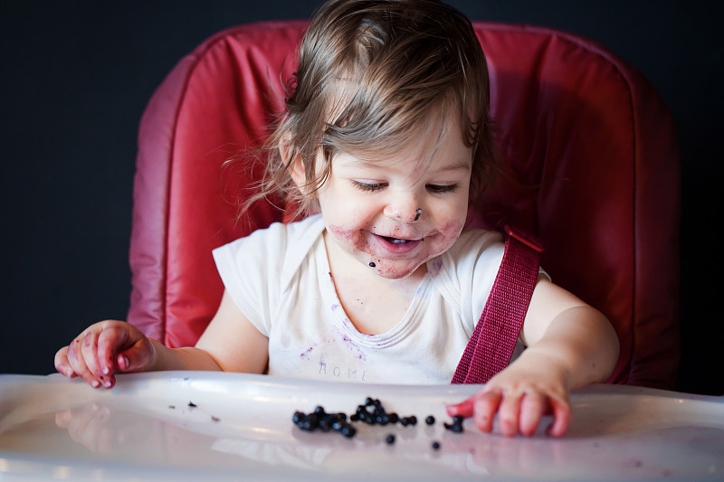 小女孩在吃蓝莓图片下载