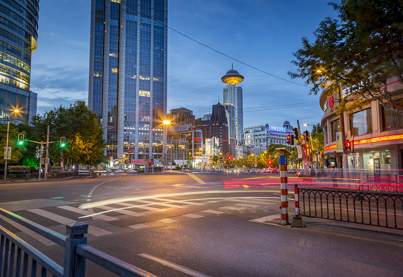中国，上海，黄昏时分人民广场的交叉口图片下载
