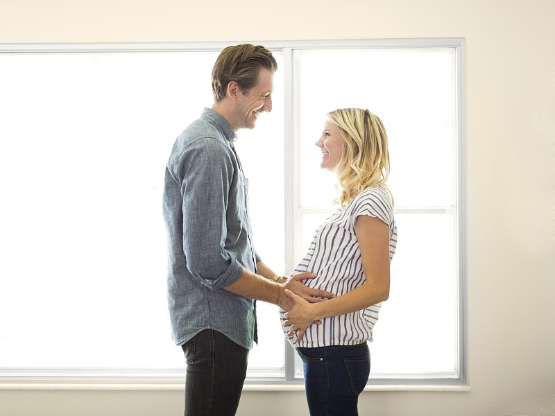 丈夫与怀孕的妻子图片下载