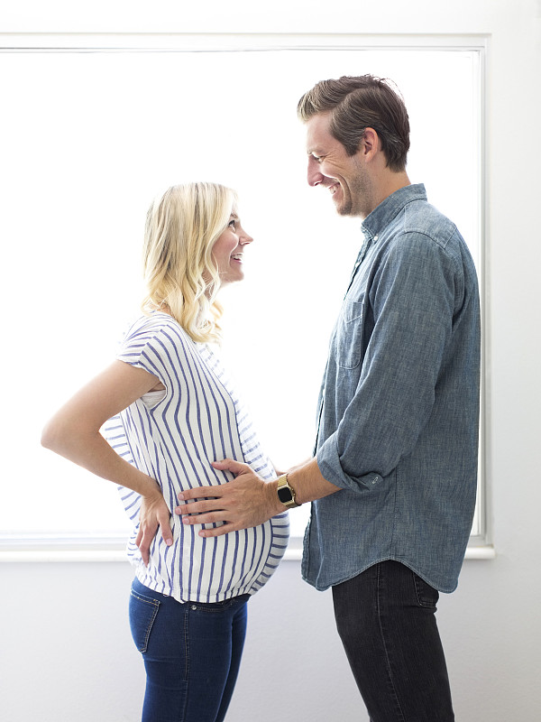 丈夫与怀孕的妻子图片素材
