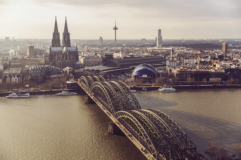 德国科隆，前景中有莱茵河和霍亨索伦大桥图片素材