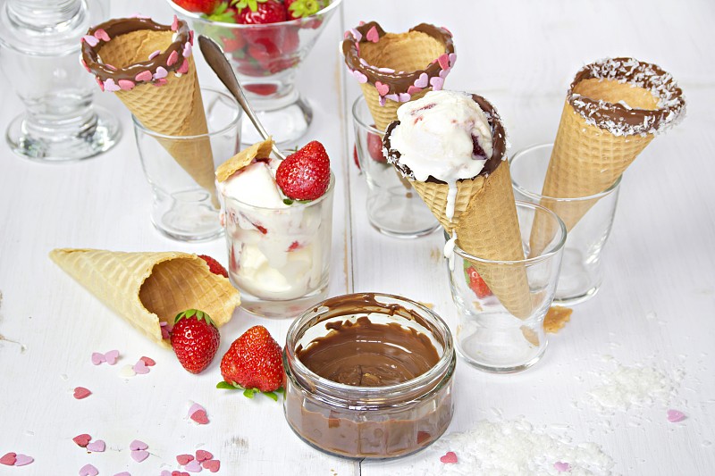 甜筒冰淇淋，用巧克力和椰子片装饰，糖心图片下载