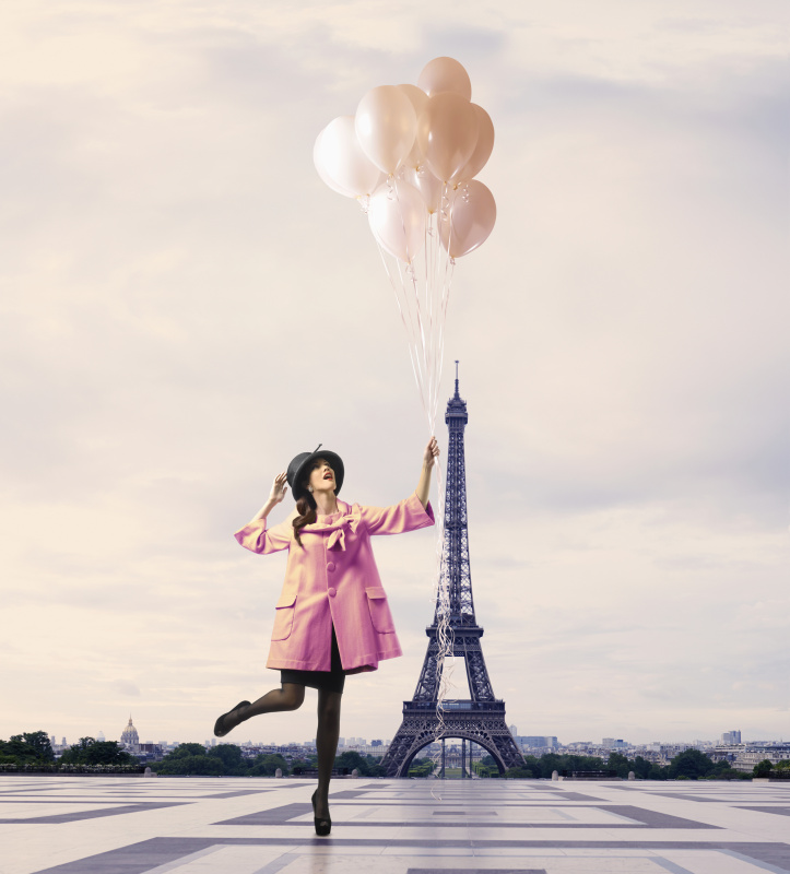 太平洋岛民女子与气球附近的埃菲尔铁塔，巴黎，岛屿图片素材