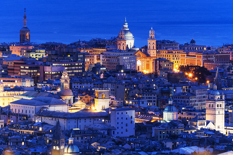 意大利，利古里亚，热那亚，城市景观与圣玛丽亚教堂照明在黄昏图片素材