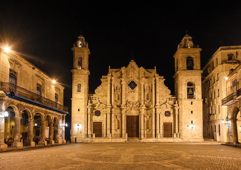 哈瓦那大教堂广场，哈瓦那老城，灯火通明，古巴图片下载