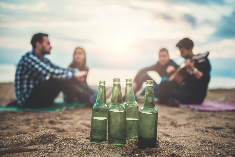 沙滩派对，啤酒瓶和吉他朋友图片下载