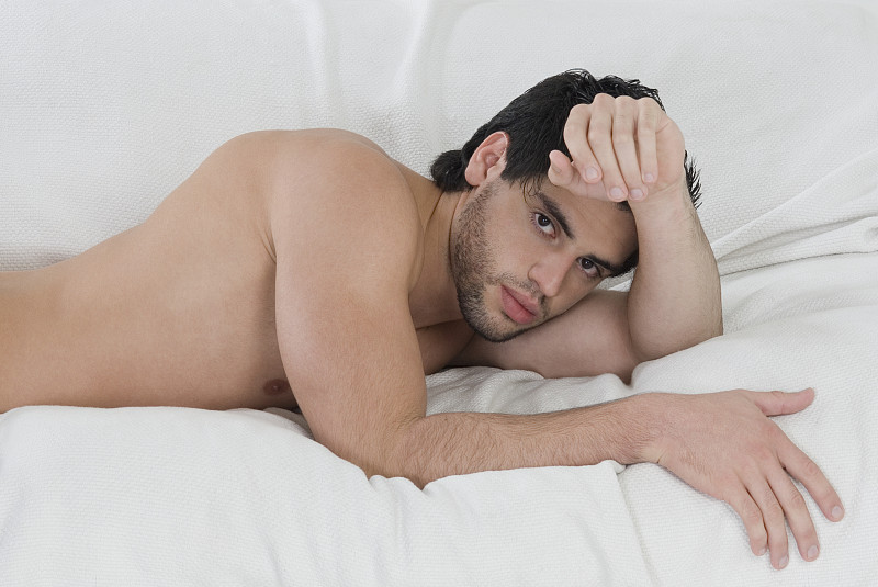 赤裸上身的西班牙男子躺在床上图片下载