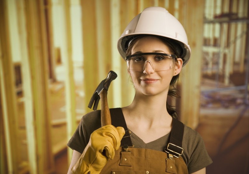 一个戴着建筑帽，拿着锤子的女人图片下载