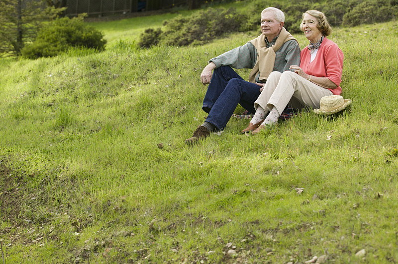 老夫妇坐在草地上图片素材