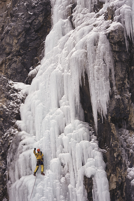 在加拿大阿尔伯塔省沃特顿湖国家公园攀冰图片下载