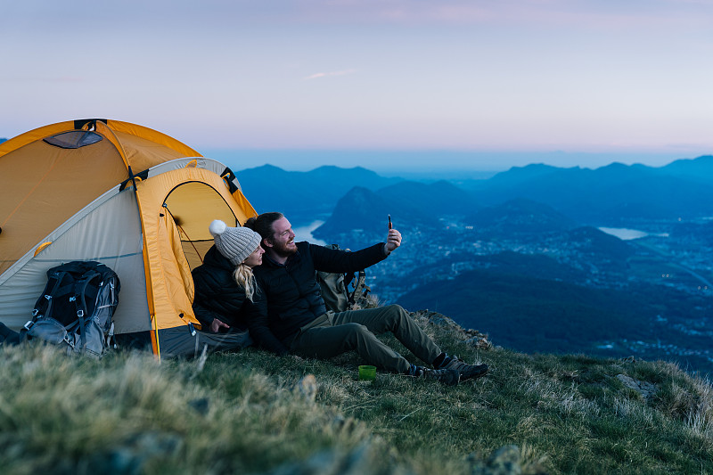 一对情侣在山顶露营时自拍图片下载