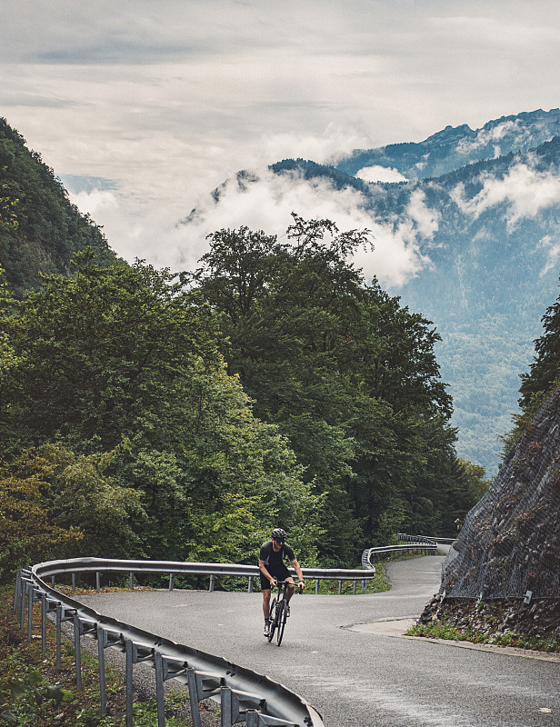 骑自行车的人爬上了福尔克拉兹山口图片下载
