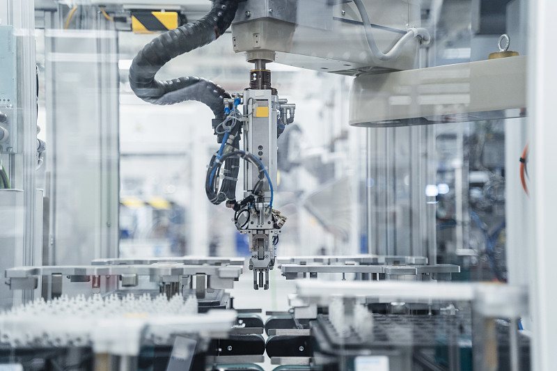 德国斯图加特现代工厂内装配机器人的手臂图片素材