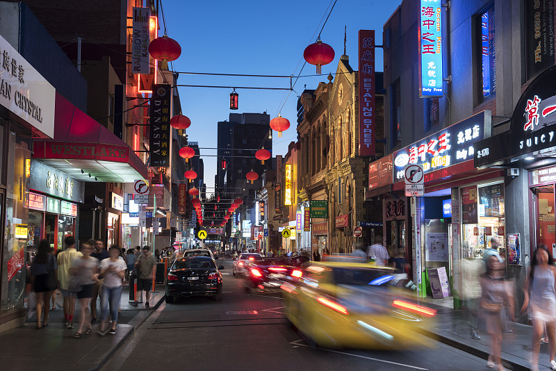 黄昏时分，出租车驶过墨尔本繁忙的唐人街图片素材