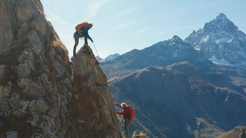 登山运动员登山顶图片素材