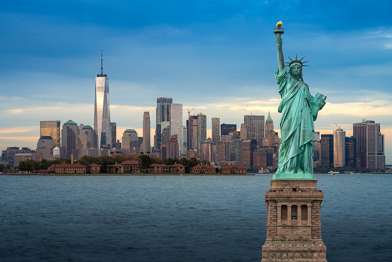 美国纽约,自由女神像和纽约市中心的天际线全景图,前景是埃利斯岛